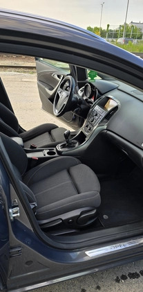 Opel Astra cena 25500 przebieg: 239000, rok produkcji 2014 z Poznań małe 277